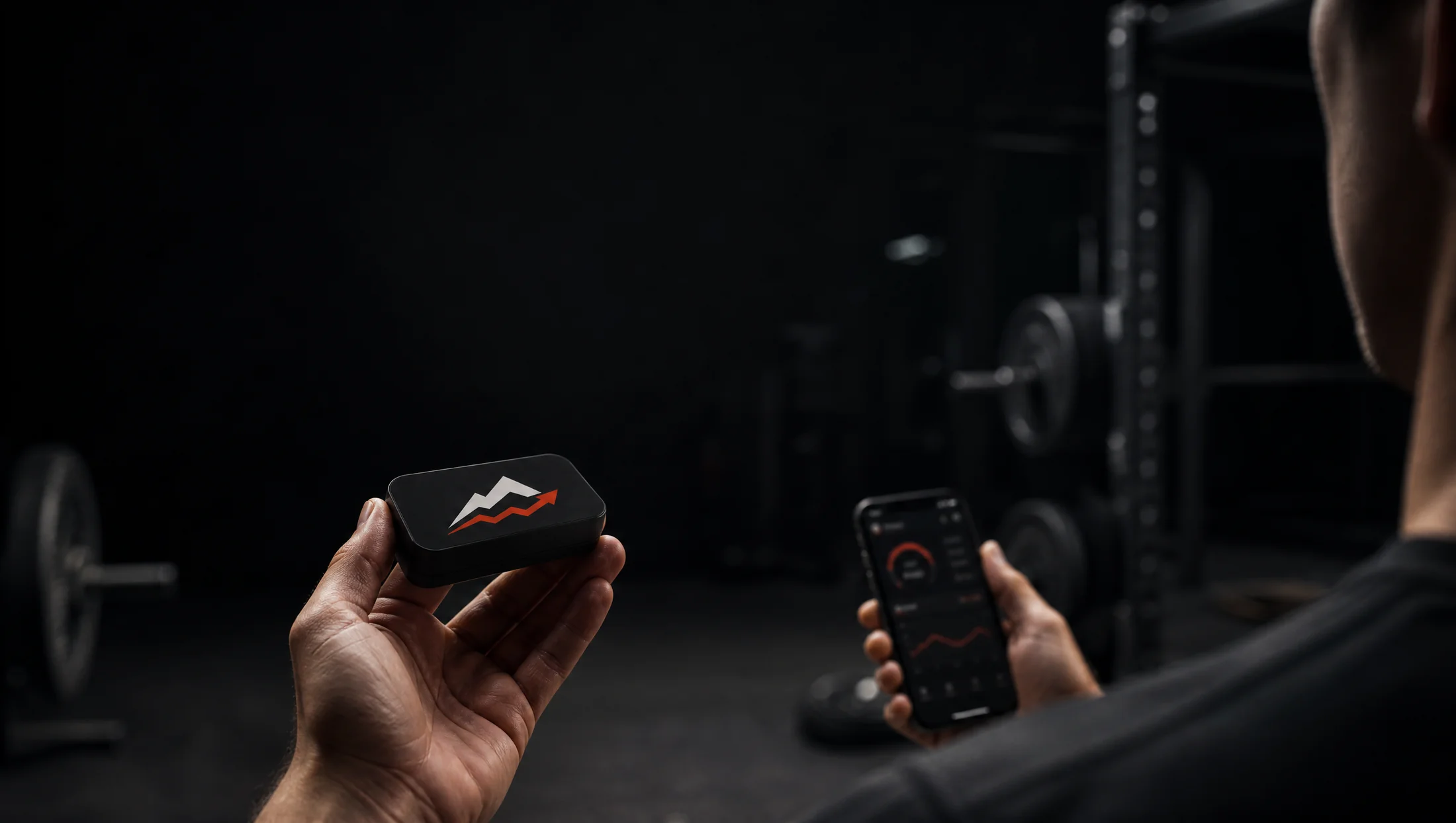 Mano sosteniendo el sensor BOOST junto al teléfono, durante una serie de gimnasio.